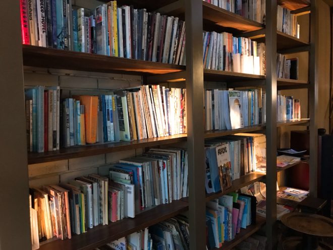 Café Bibliotic Hello!（カフェ ビブリオティック ハロー）　本棚